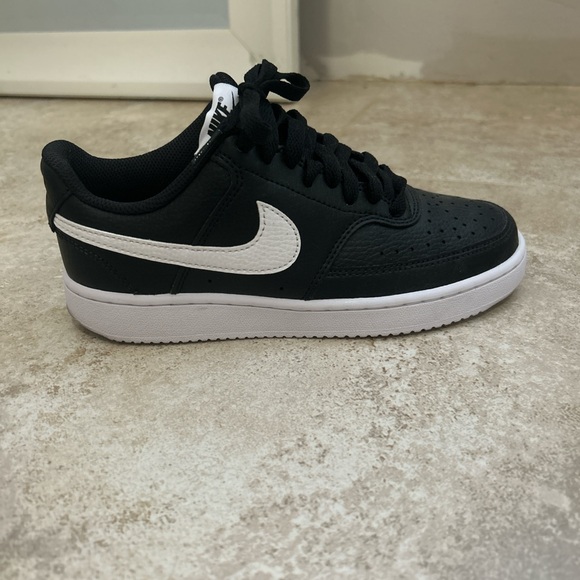 Nike sneakers !! Mainly black with white size 5.5 barely worn ! - Picture 3 of 6
